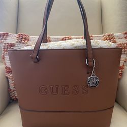 Guess Tote Bag‼️New With Tags‼️