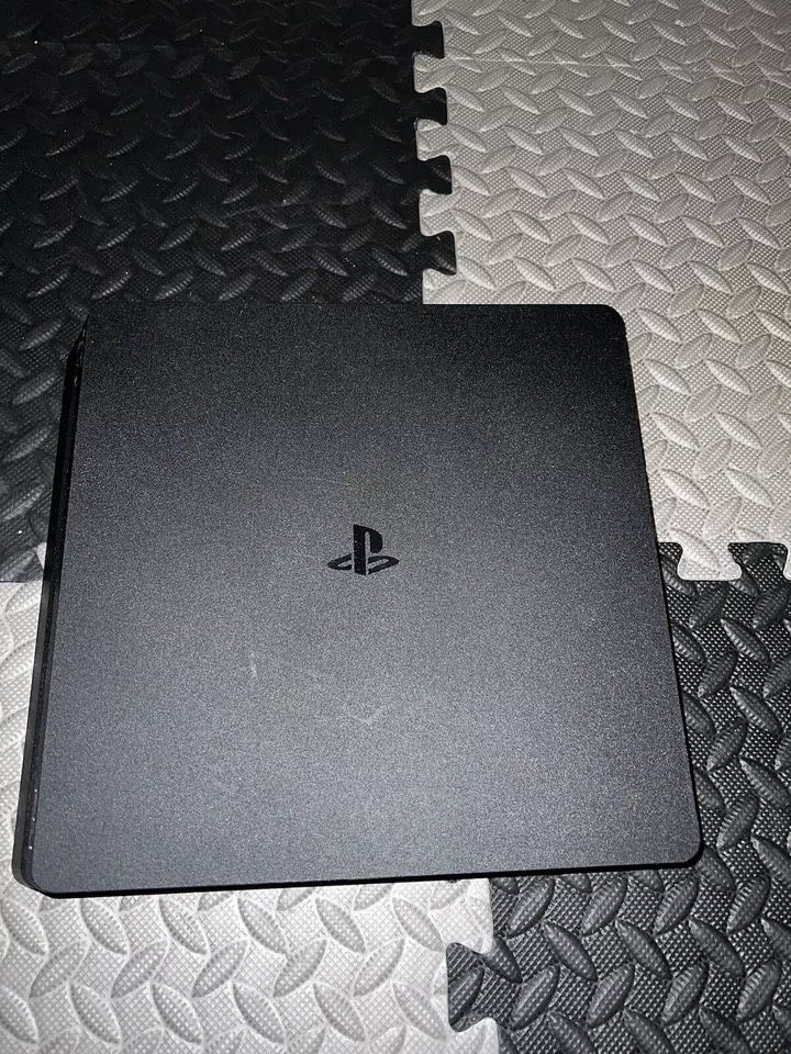 Ps4/ Barely Used