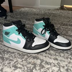  Jordan 1 Mids Tropical Twist Igloo