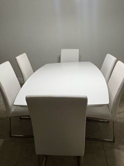 Modern White Dining Table with 6 Chairs – Rooms To Go