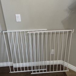 Munchkin Extending XL Tall and Wide Baby / pet Gate, Hardware Mounted Safety Gate for Stairs, Hallways and Doors, Extends 33" - 56" Wide, Metal, White