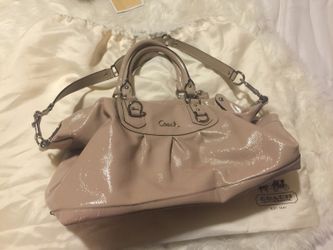 Coach handbag with dust bag included. Only worn a few times. Like new! Non smoke!