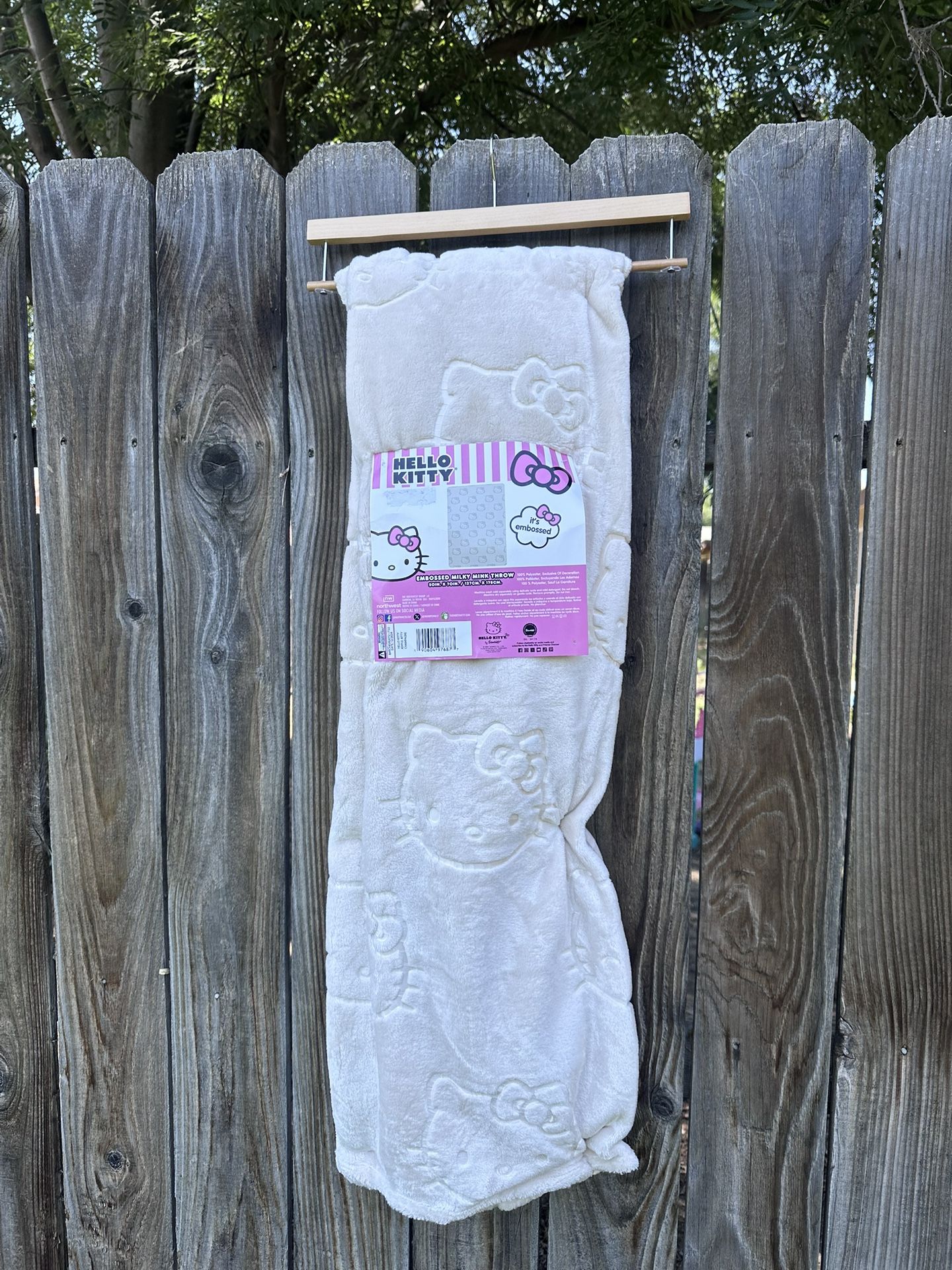 Crème Hello Kitty Embossed Milky Mink Throw Blanket
