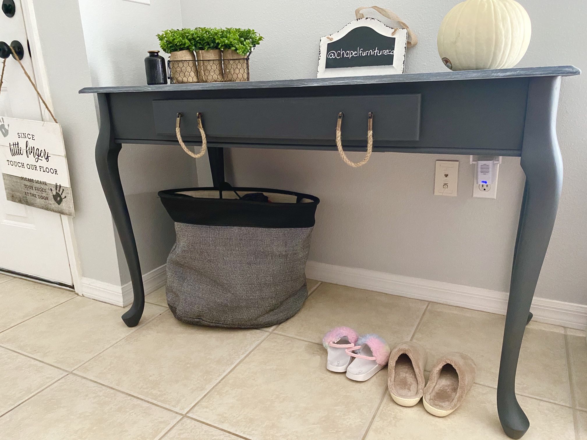 Modern Farmhouse Entryway Table | Painted Table | Mint Condition 