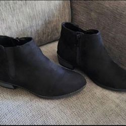 Girl Low Cut Boots Size 2 -LIKE NEW