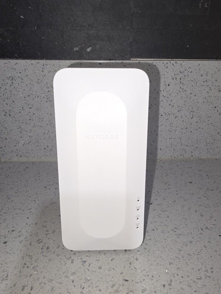 NETGEAR wireless Extender AX 1600 With CAT 6 CABLE
