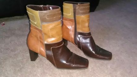 Women's size 7 1/2 boots* excellent shape