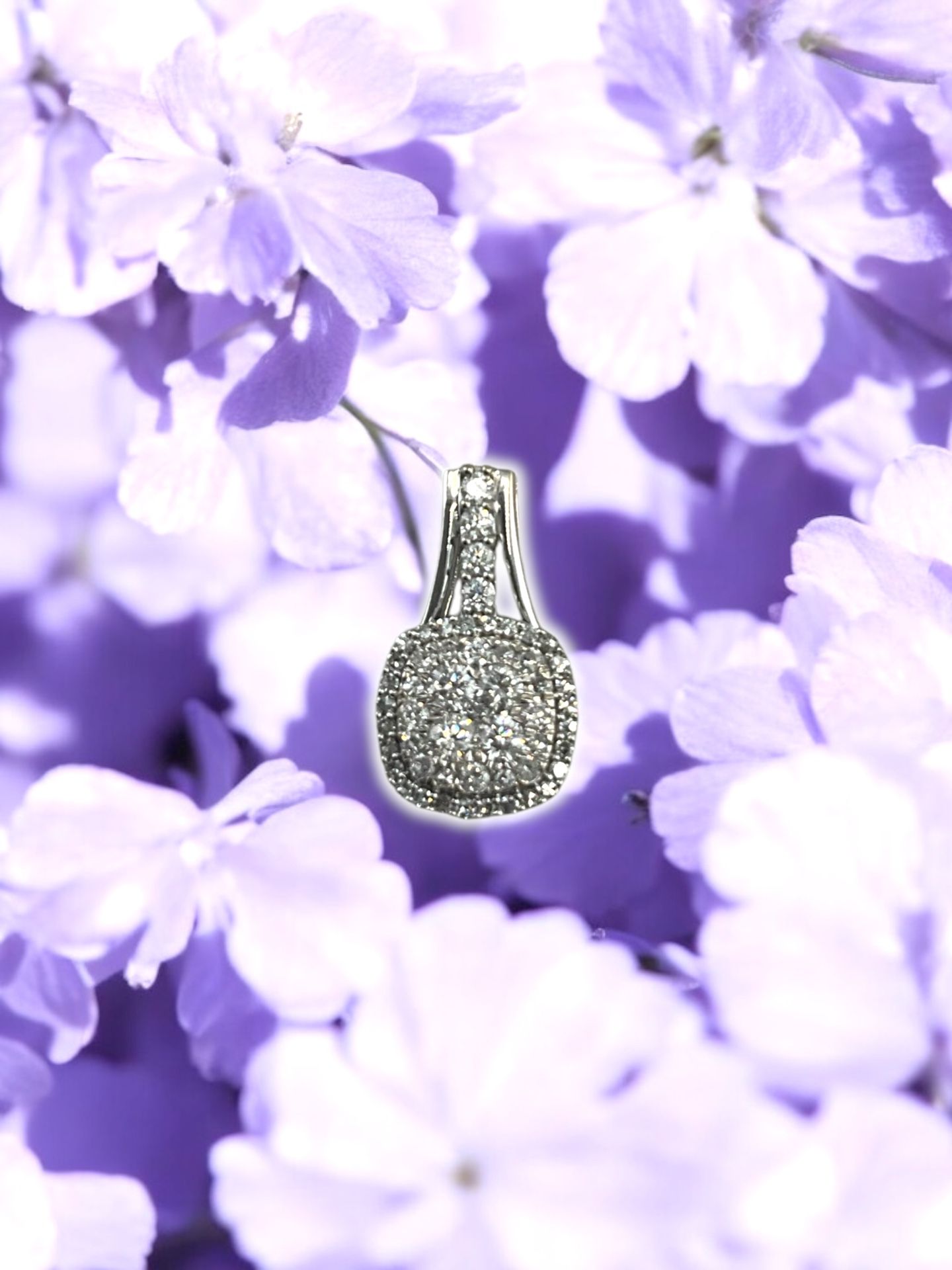 10kt 1.80g White Gold Small Round Diamonds Pendant.