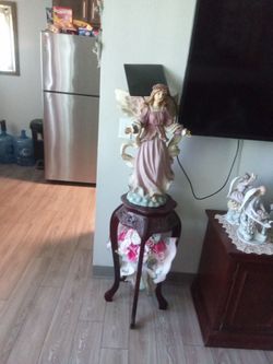 Mesita i. Angel en muo buenas condiciones
