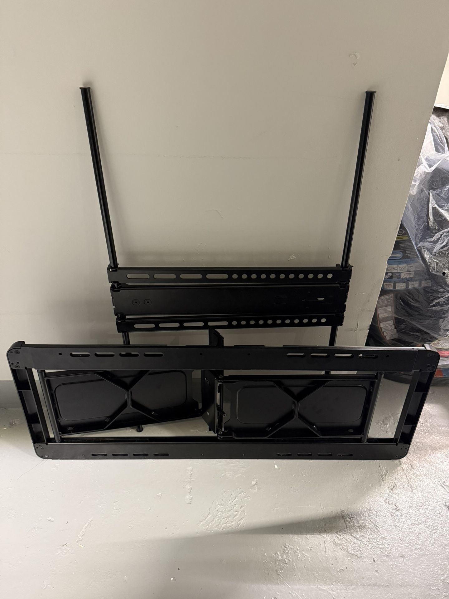 Sanus Full motion Tv Wall Mount For 42”-90” Or 125lbs