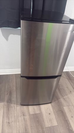 Insignia refrigerator