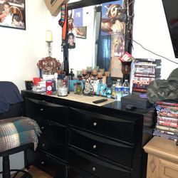 Dresser With Mirror