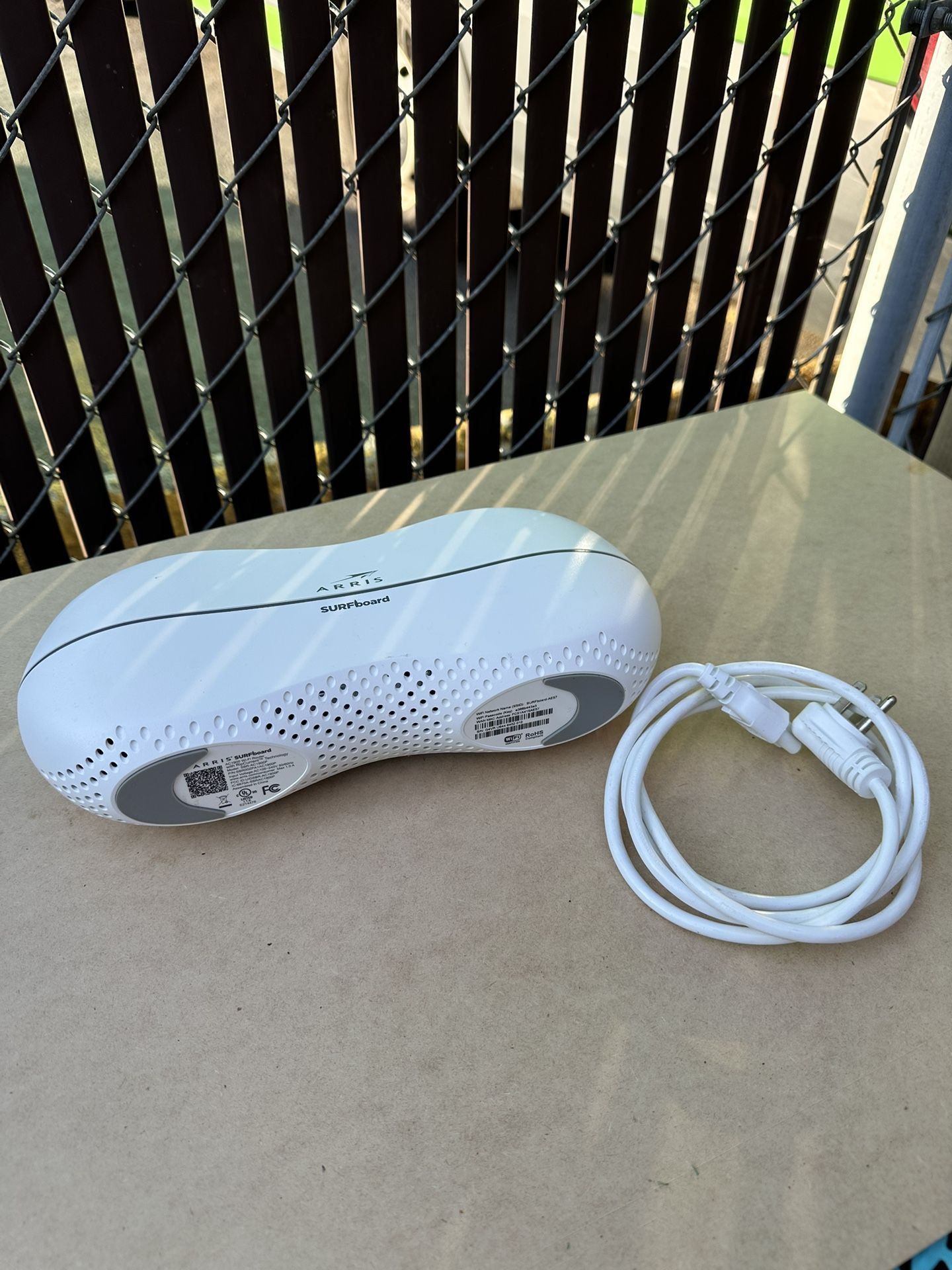 ARRIS SURFboard SBG8300 DOCSIS 3.1 Cable Modem & AC2350 Wi-Fi Router – Excellent Condition