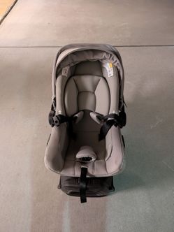 Nuna pipa aire RX car seat with latch base