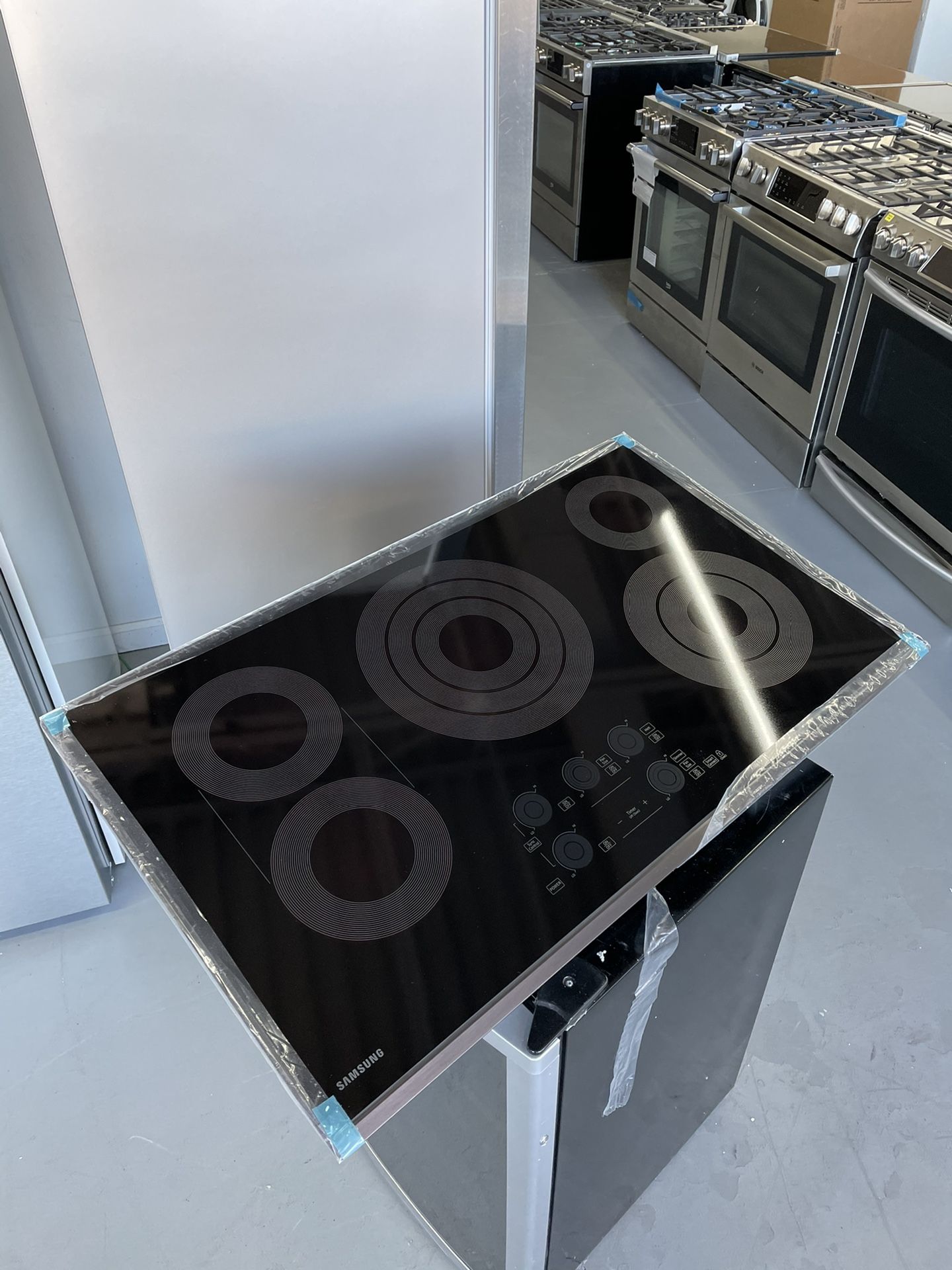 NEW Samsung 36" Black Stainless Steel Electric Cooktop NZ36K7570RG