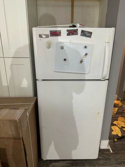 Frigidaire Top Freezer Refrigerator – Fully Functional