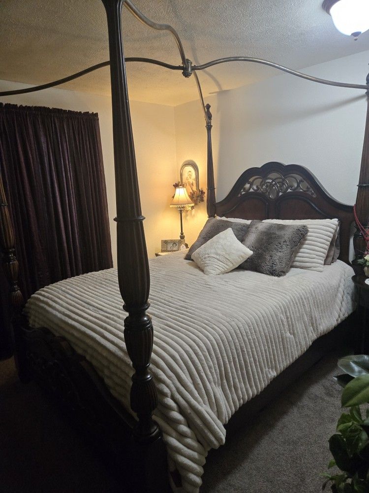 Queen Canopy Bedroom Set