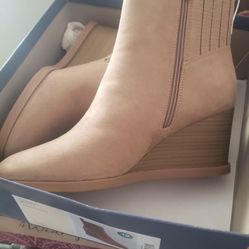 Boots  15.00 Shoes 15.00