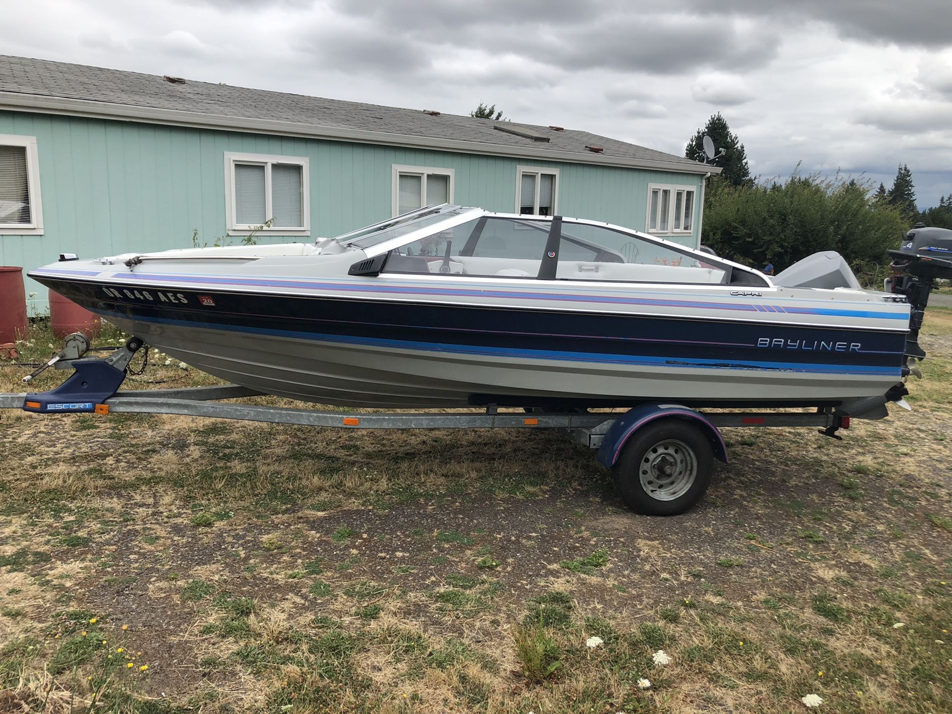 16ft Bayliner runabout new upholstery nice boat for Sale in Ridgefield