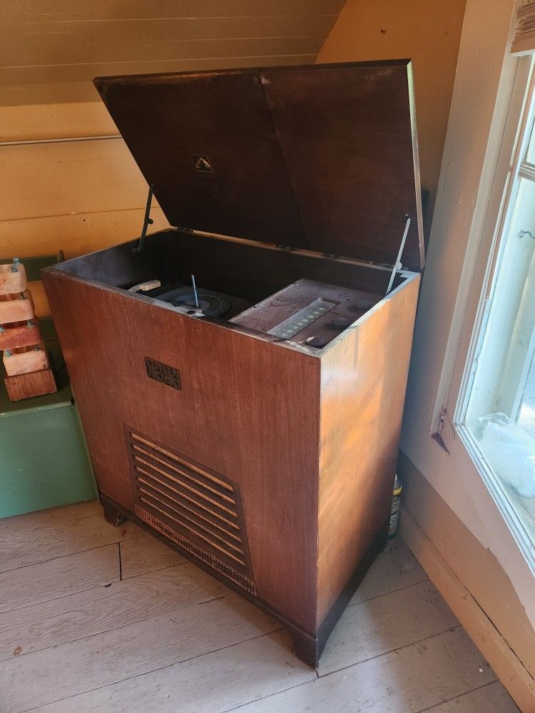 1930s Antique Victor Victrola RCA Turntable Radio Cabinet