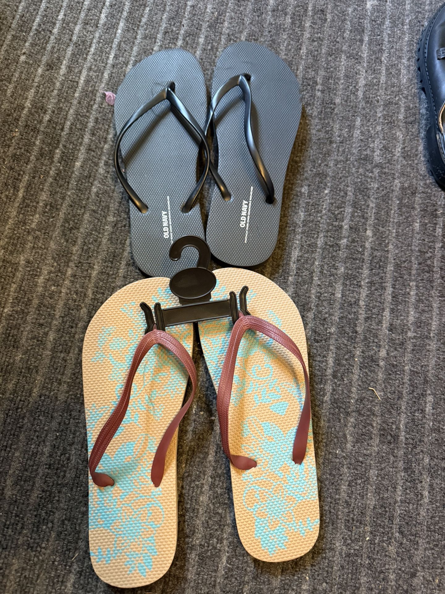 2 PAIRS OF WOMENS SIZE 9-10 FLIP FLOPS LARGE