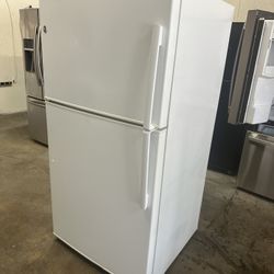White 33 Inch duplex Size Top And Bottom refrigerator can deliver 