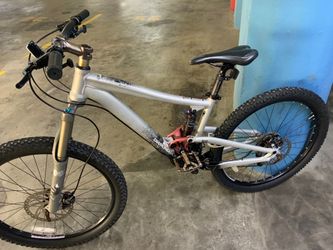 Diamondback knuckle box. 27 speed small size lightweight aluminum frame with hydraulic disc brakes and fox shocks   26” wheels
