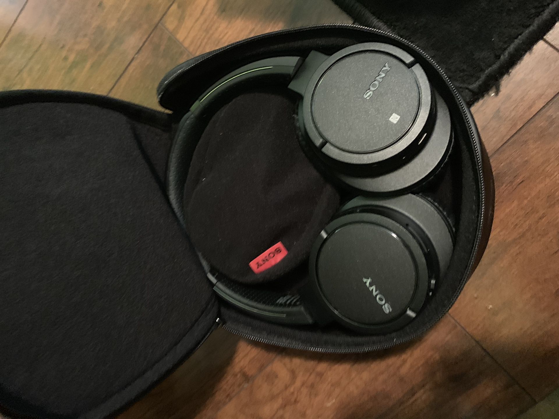 Sony headphones with case