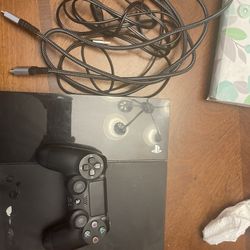 selling ps4 (working fine) 