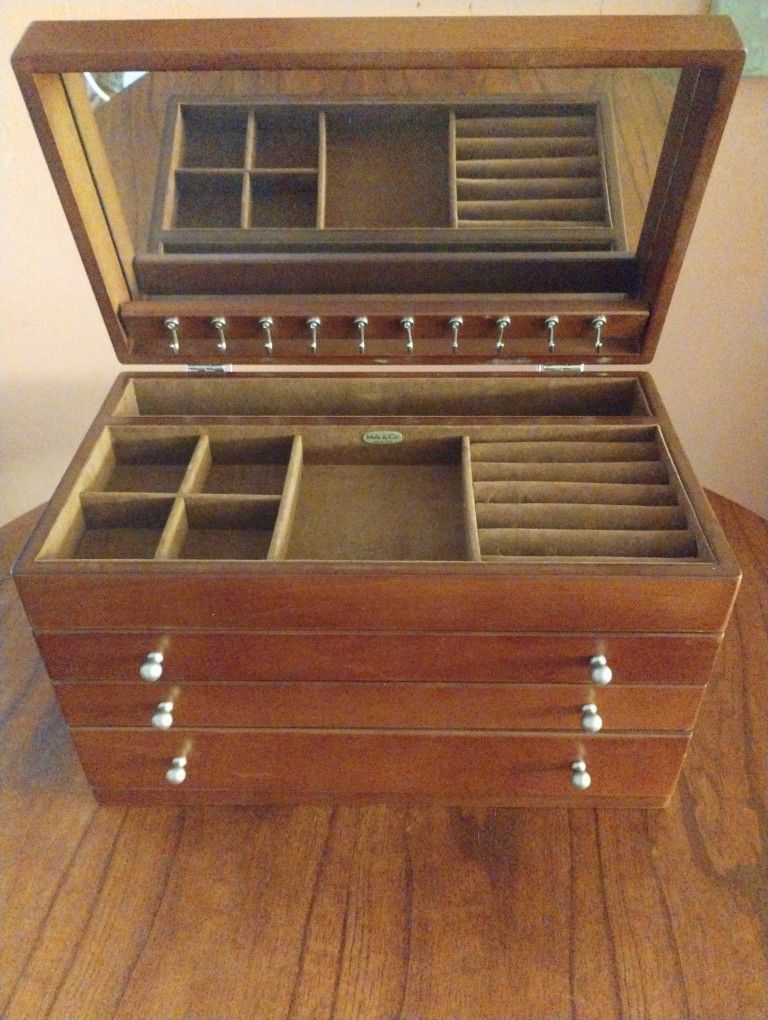 Mele & Co, Brigitte
Wooden Jewelry Box