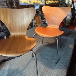 Pair of Arne Jacobsen/Fritz Hansen Series 7 chairs #0969