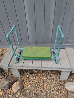 Working in yard knee tool