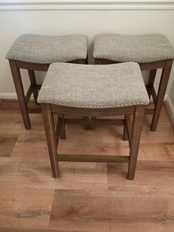 3 Brand New Bar Stools

24-inch