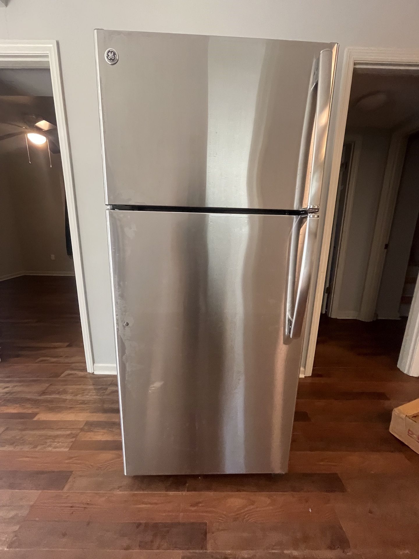 GE 15.5 – 16.6 cu. ft. Top-Freezer Refrigerator – Stainless Steel, Very Good Condition