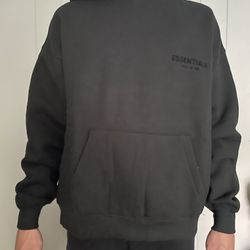 ⚫️ Essentials Fear of God Hoodie – Stretch Limo (S–XL) ⚫️  Model is 5’10 wearing size M – perfect oversized fit.  A must-have from one of the cleanest