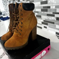 Woman’s Boots Size 9 Like New 