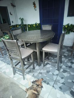 Beautiful 4 chair dining table