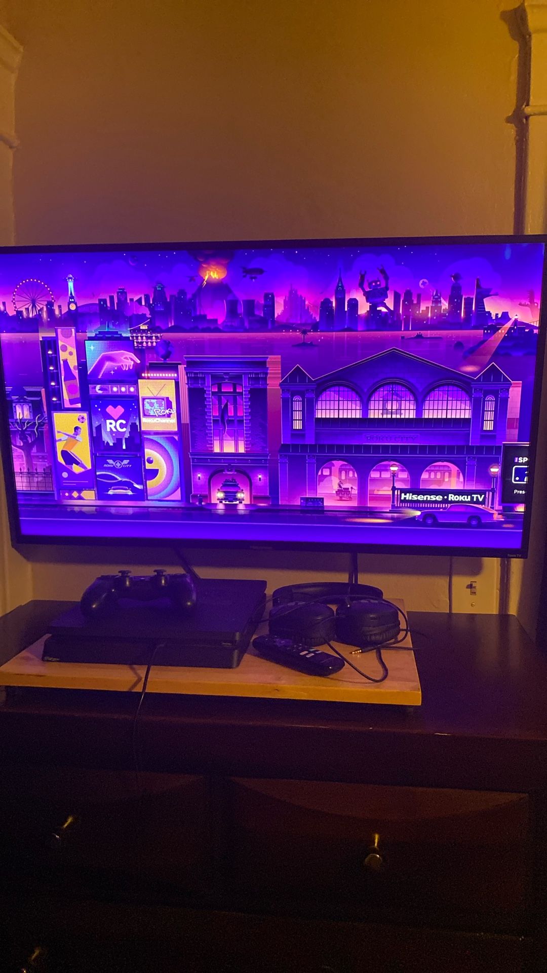 40 Inch Roku TV, PlayStation 4, One Control