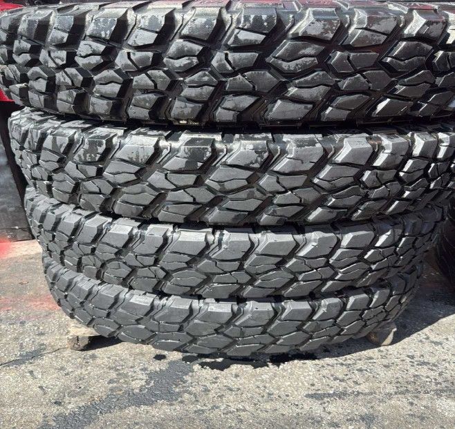 255 75 17 BF GOODRICH ALL TERRRAIN SET OF 4 USED WITH 80% TREAD REMAINING.