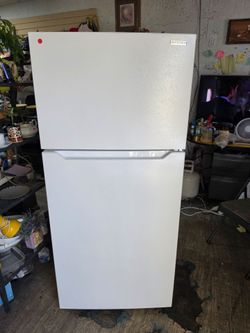 Insignia refrigerator 61x28x28