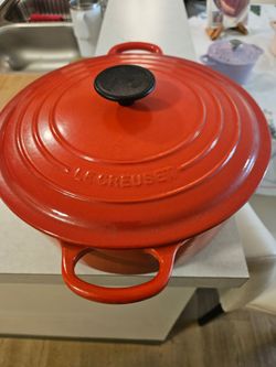 Le Creuset Signature 5QT. Dutch Oven Pot