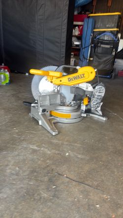DEWALT DWS780R 12 in Dual Bevel Sliding Compound Miter Saw