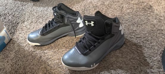 New Under Armour/ Micro, Mid Top  9.5 Mens
