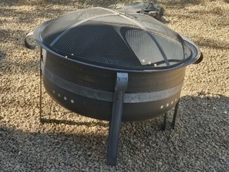 Large Outdoor Wood-Burning Fire Pit with Mesh Spark Screen