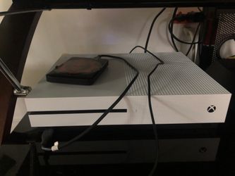 Xbox one s comes with wires and controller