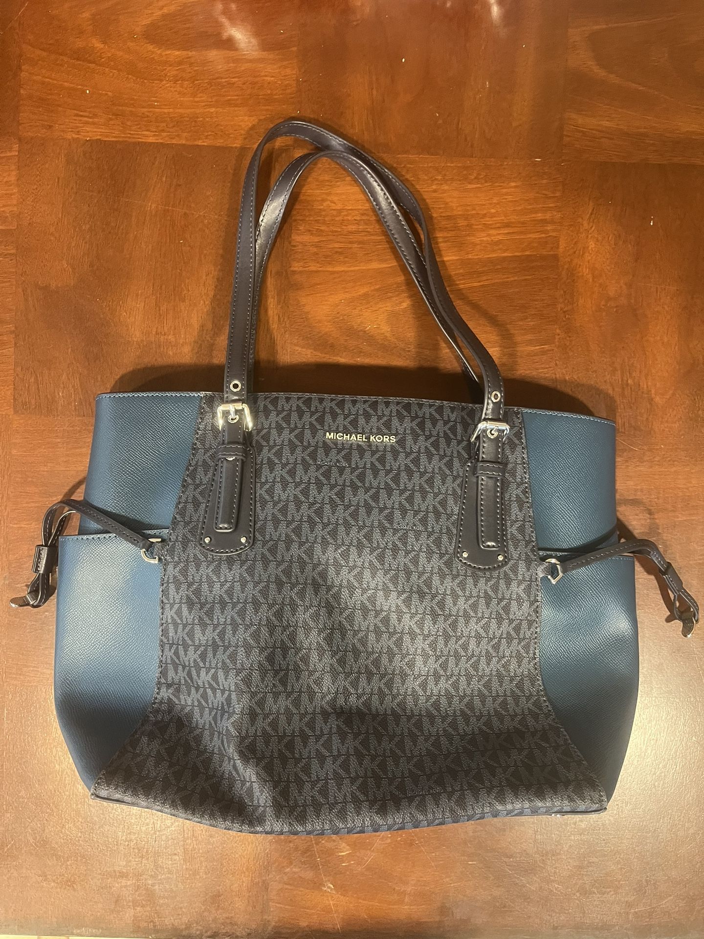Michael Kors Voyager Tote