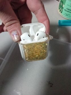 Airpods with glitter case cover