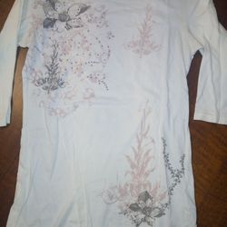 Off White Shirt With 3/4 Sleeve  Length 