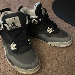 Nothing Is Wrong. The Reason I’m Selling Them Cause Turn On My Size Anymore Size 4 1/2.