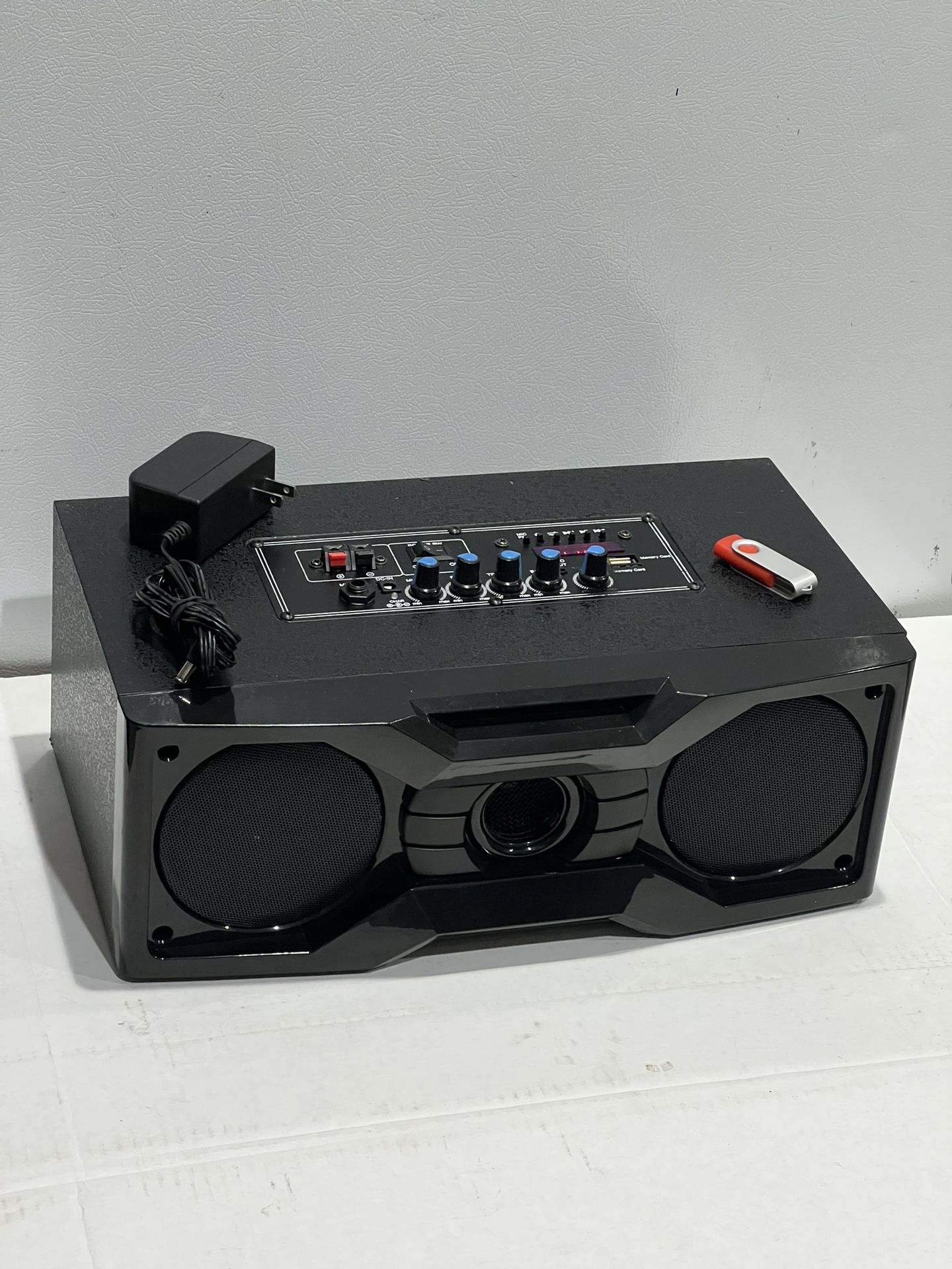 Speaker Rechargeable. Supposed Karaoke, Bluetooth, Memory Card